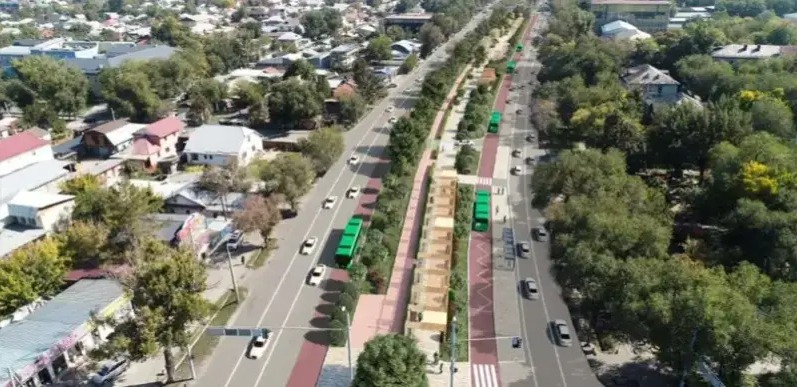 Визуализация участка транспортного коридора на проспекте Райымбека с прохождением выделенной инфраструктуры BRT по центру вдоль бульварной части. Эскиз акимата Алматы.