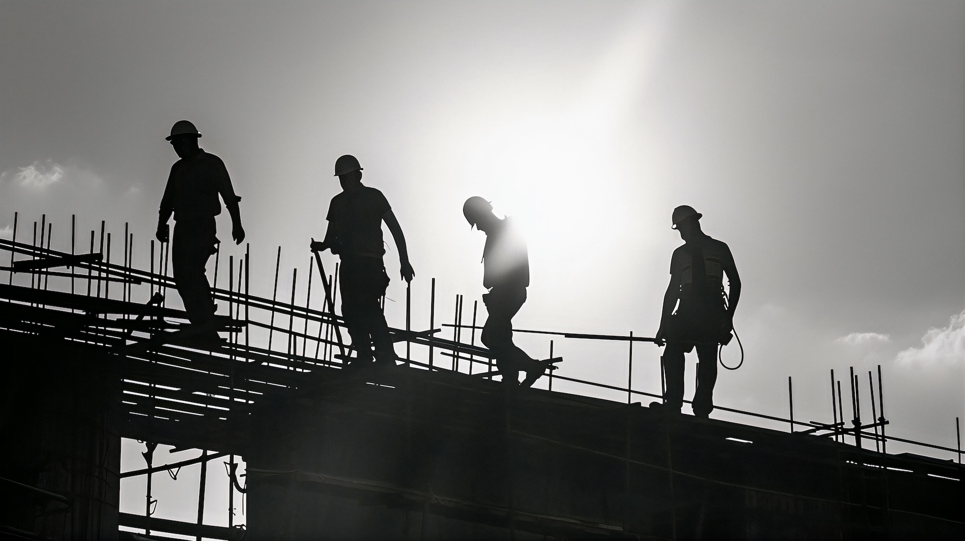 Рабочих рук не хватает: Мажилис предложил радикально смягчить квоты и ввести «мигрантский налог»