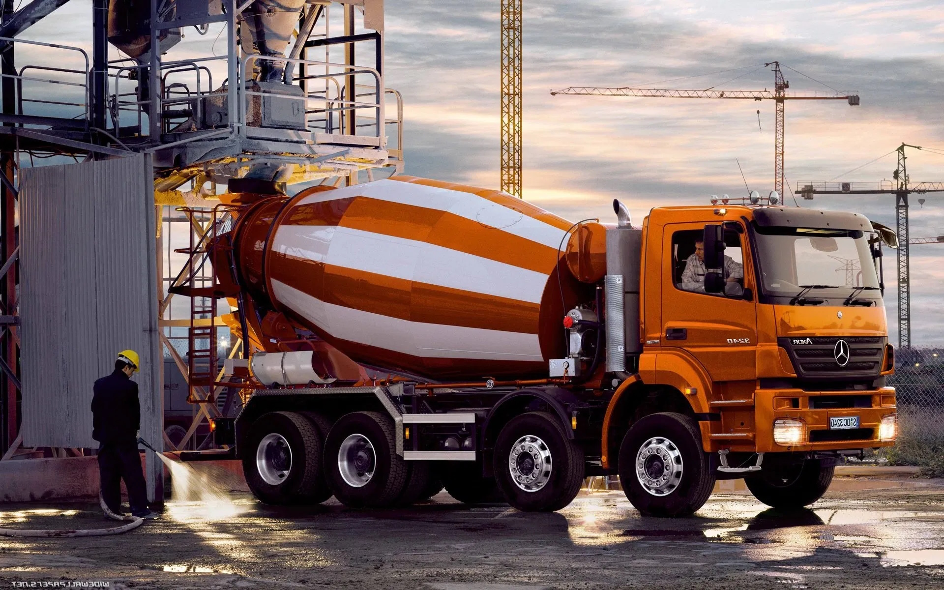 «Бетонный тупик»: Ограничения для большегрузов ставят под угрозу темпы строительства в Астане