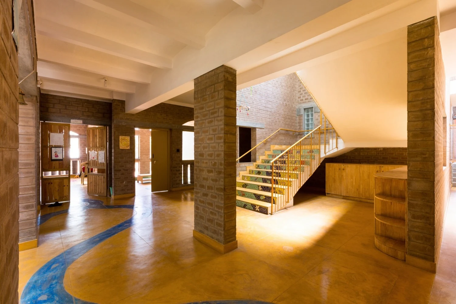 Yellow Train School / Biome Environmental Solutions. Image © Vivek Muthuramalingam