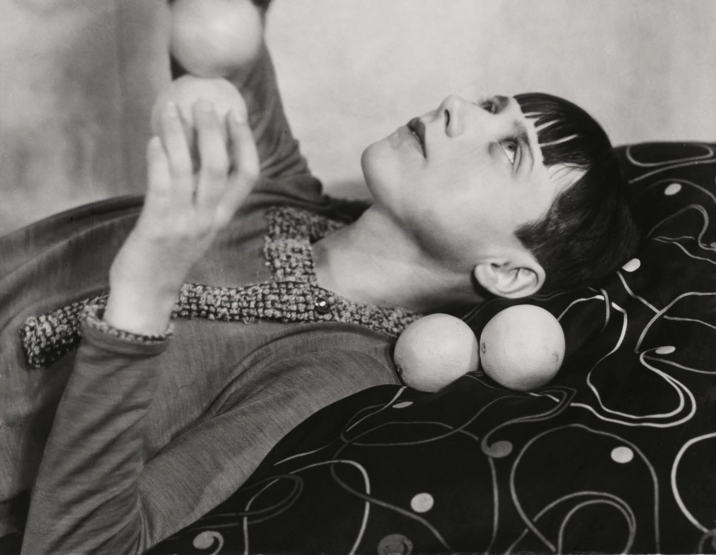 Маргарет Лейтериц с апельсинами, до 1930 года.Фотография: Вальтер Петерханс. © Музей Фолькванг Эссен и ARTOTHEK