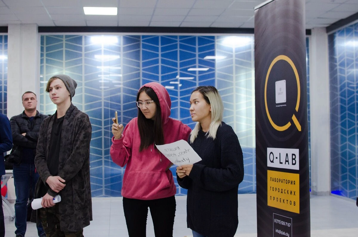 Представители “Спасем центр Алматы”