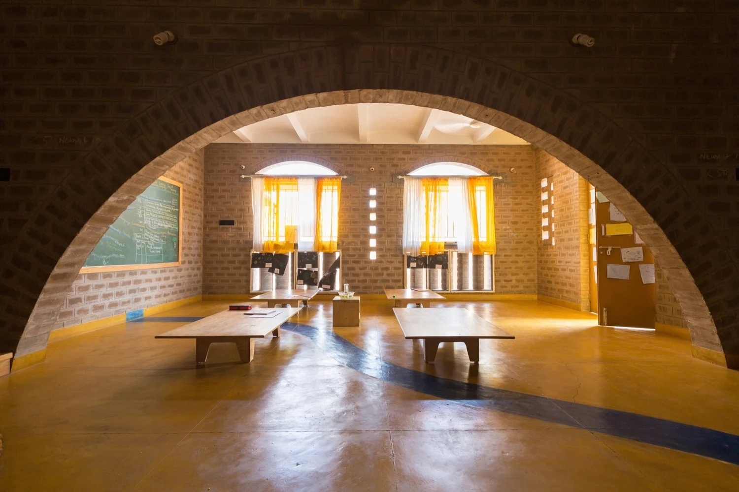 Yellow Train School / Biome Environmental Solutions. Image © Vivek Muthuramalingam