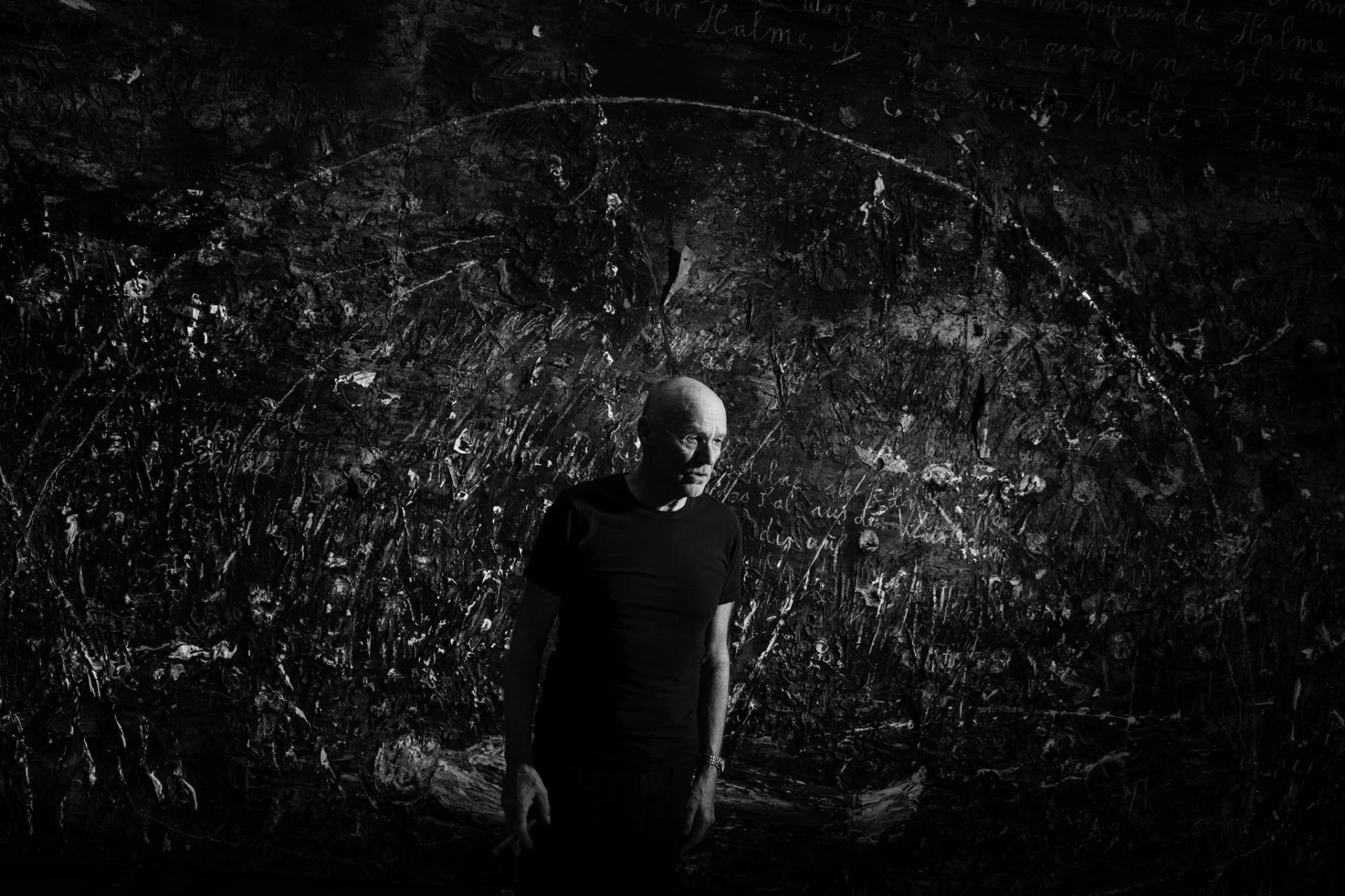 Кифер в студии перед Полом Селаном, «Стебли ночи». Фото:Паоло Пеллегрин / Магнум, для «Нью-Йорк Таймс».