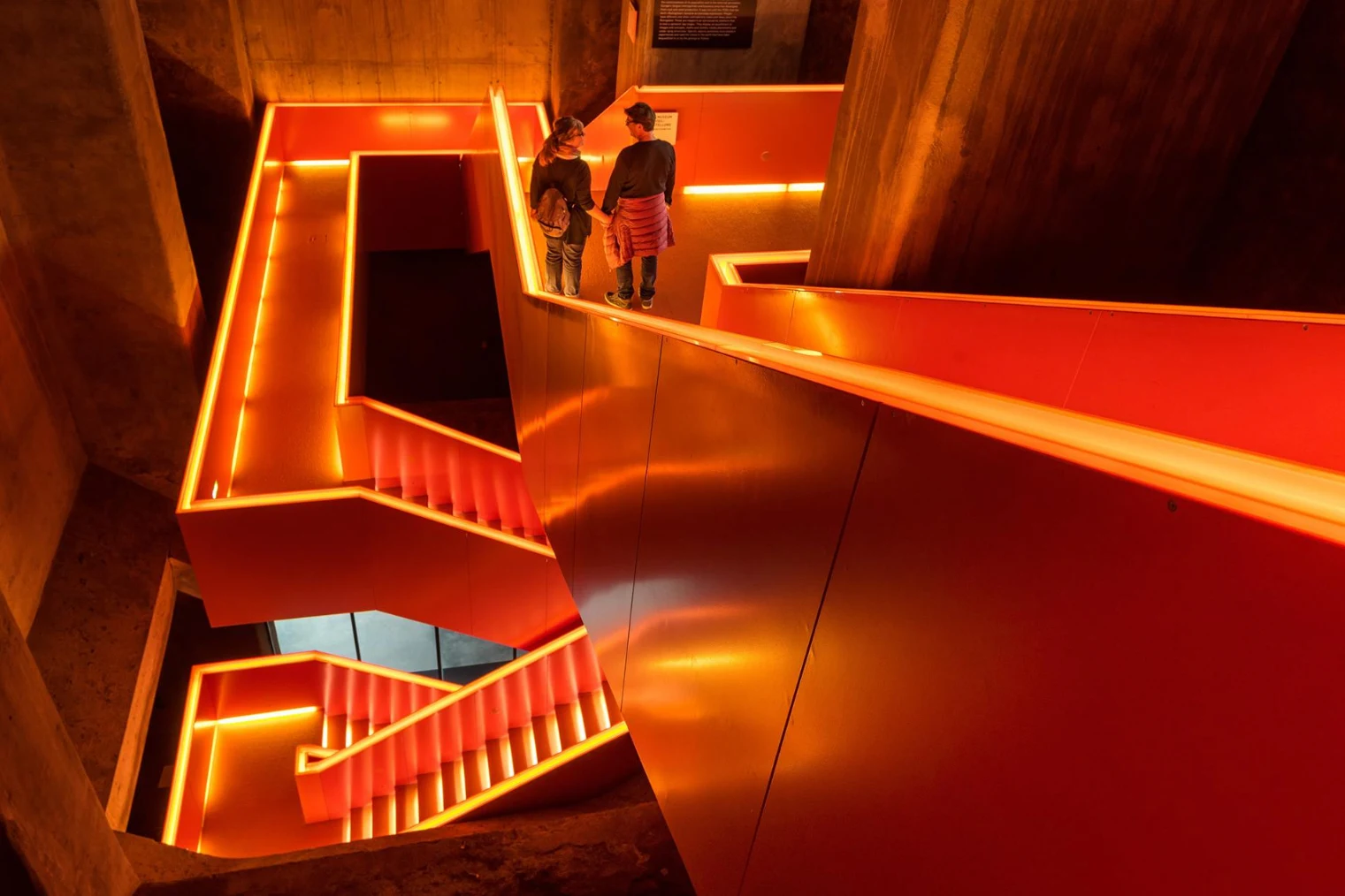 Лестницы и эскалаторы, имитирующие угольные конвейеры, помогают посетителям ориентироваться вРурском музее, который исследует историю региона