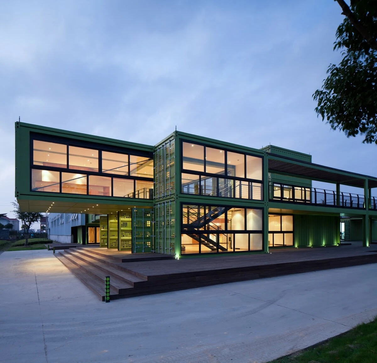 Архитектурная подсветка должна подчеркивать объем, а не спорить с ним, как у нас любят. Источник – pinterest