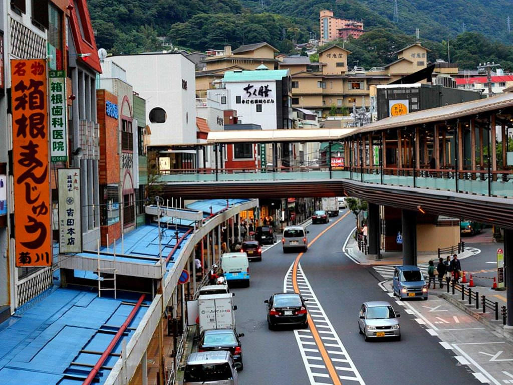 На фото:Въезд в общественный центр города Хаконе в Японии