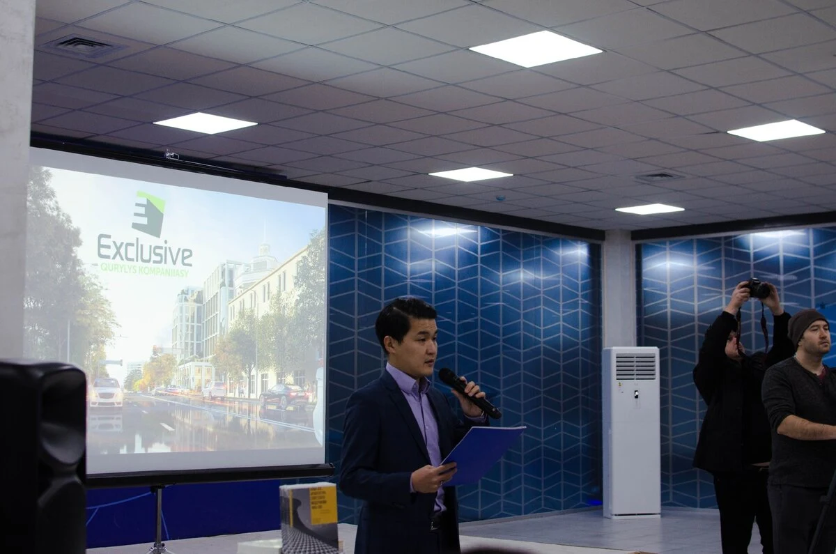 Модератор встречи. Думаю, ему пришлось тяжелее остальных. Проект в перспективе улицы Назарбаева на экране за ним.