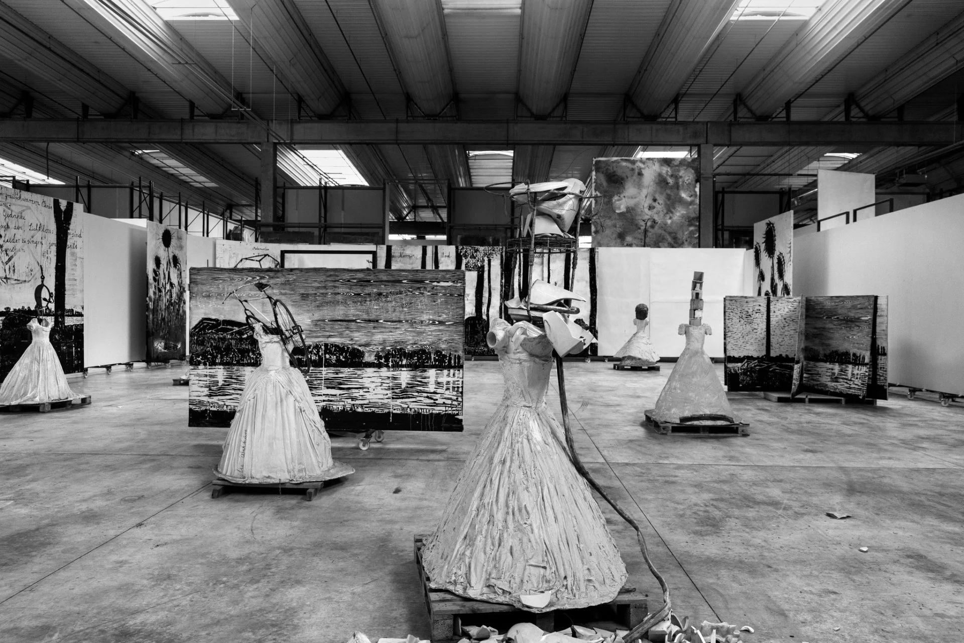 Работает в студии Ансельма Кифера в Круасси-Бобур под Парижем. Кредит …Паоло Пеллегрин / Магнум, для Нью-Йорк Таймс