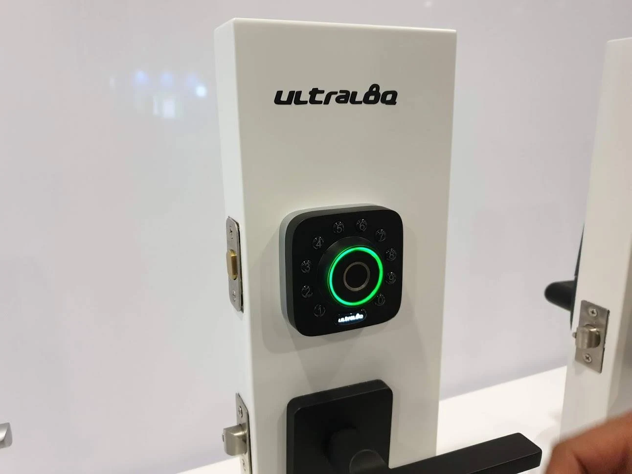 Классный замок с Bluetooth, сканером отпечатков пальцев и пин кодом.