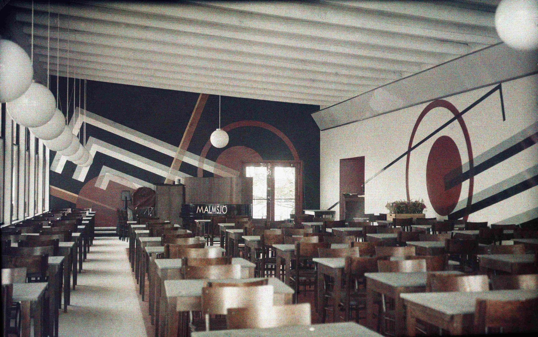 Пока не выяснила, что Асплунд знал о Малевиче или Лисицком, но вряд ли же это совпадение? Интерьер кафе на Стокгольмской выставке 1930 года.