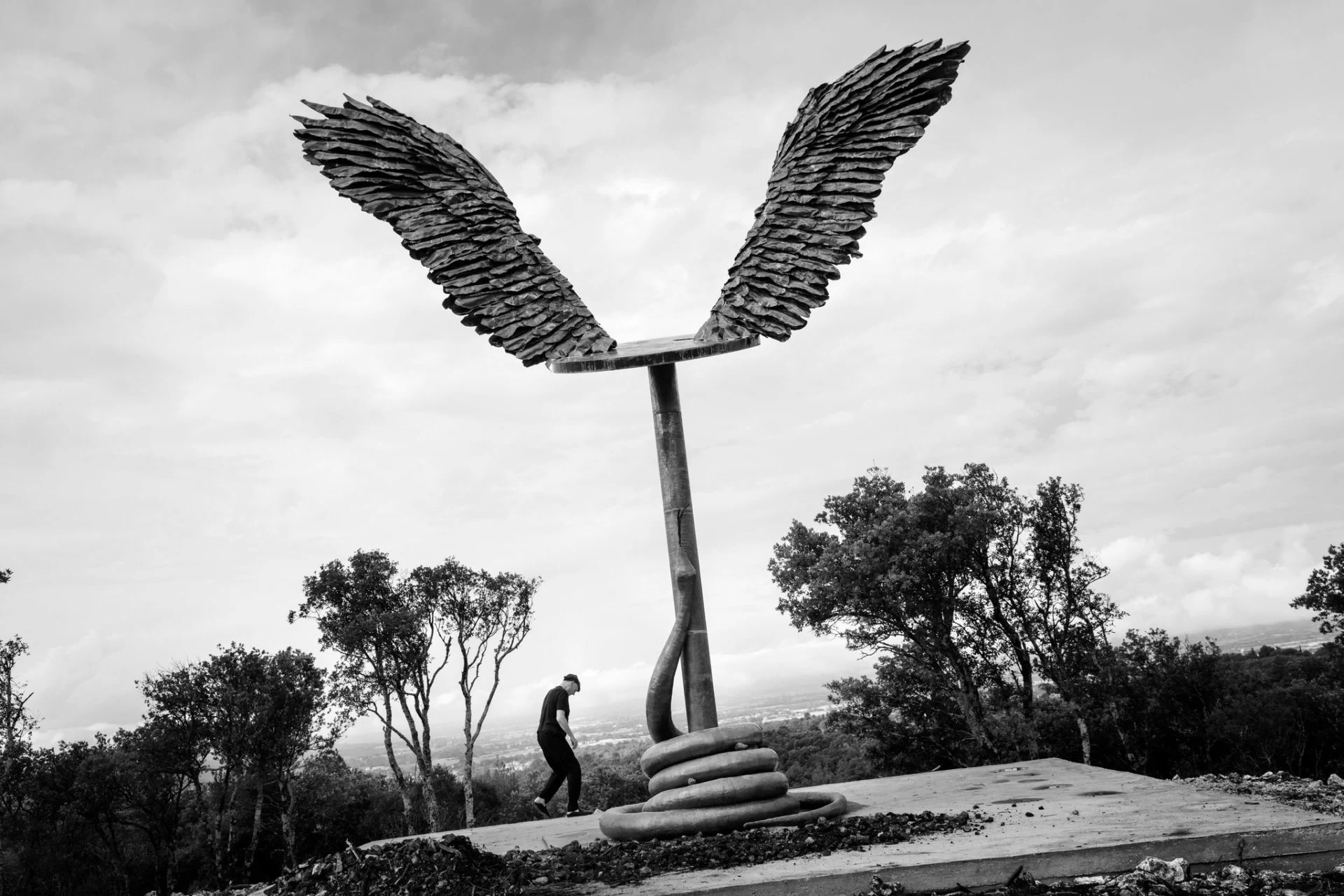 Кифер с его работой ”Ra” в La Ribaute, его собственность около Barjac на юге Франции. Кредит …Паоло Пеллегрин / Магнум, для Нью-Йорк Таймс