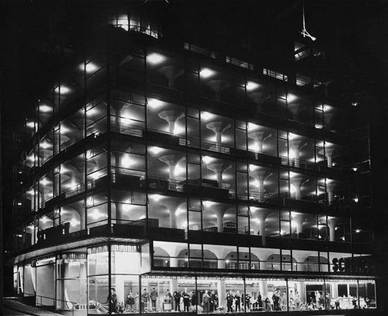 Ночной вид на зданиеGlass Palaceв город Херлен, Нидерланды, 1935 г. Фото из книги: «Frits Peutz Architect: Schunck Glass Palace» (Nuth: Rosbeek Books, 1996)