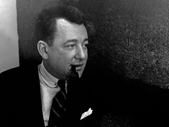 Гордон Буншафт – американский архитектор, ведущий сторонник современного дизайна середины двадцатого века. Буншафт стал партнером архитектурной фирмы Skidmore, Owings & Merrill (SOM) в 1937 году и проработал более 40 лет. Его практика включает длинный список примечательных зданий.