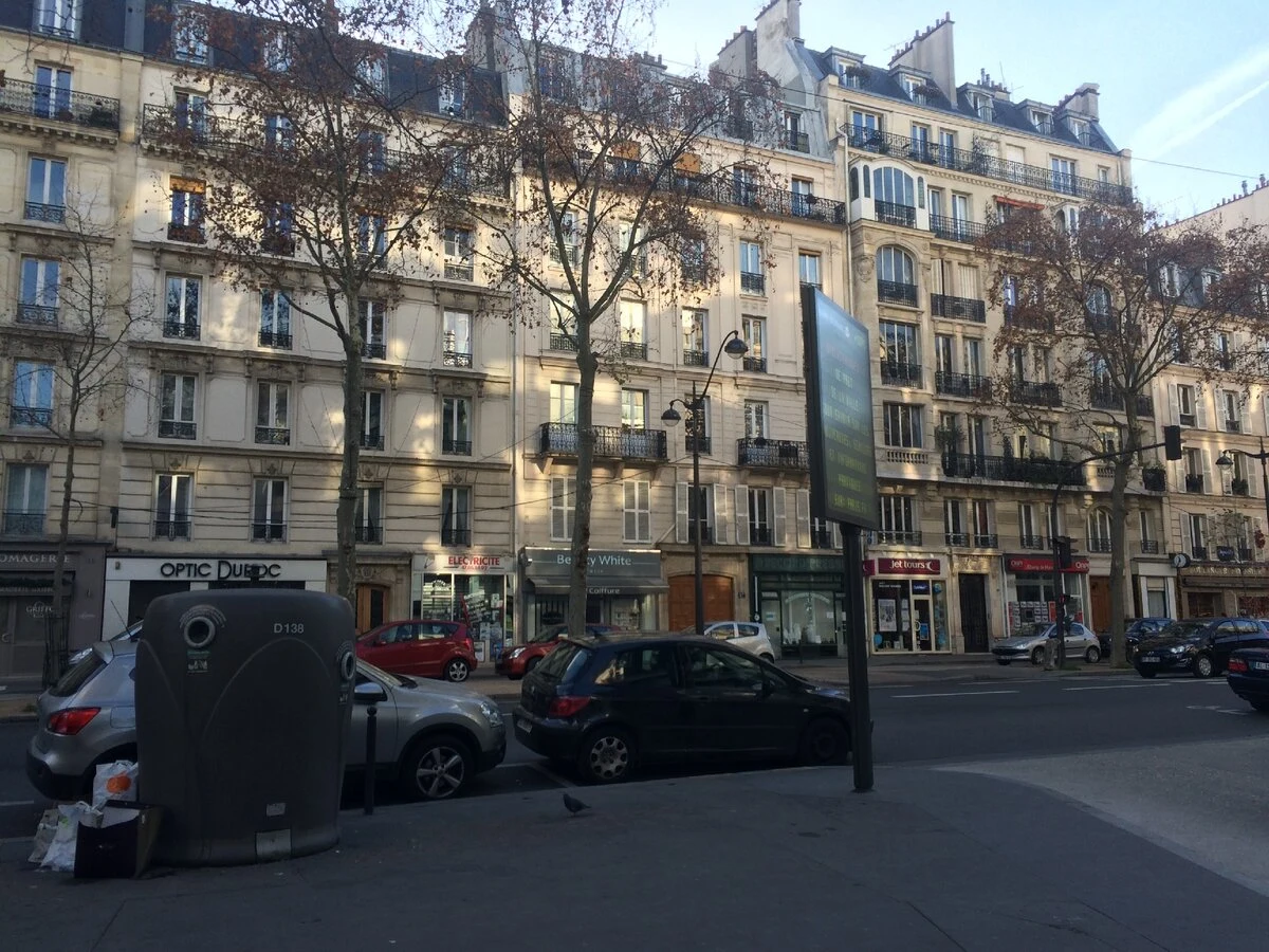 Соседство коммерции и жилья в Париже.