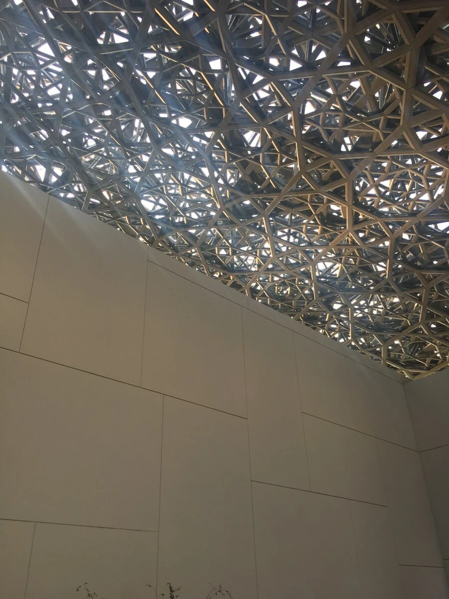 Купол Лувра Абу Даби, вид из интерьера