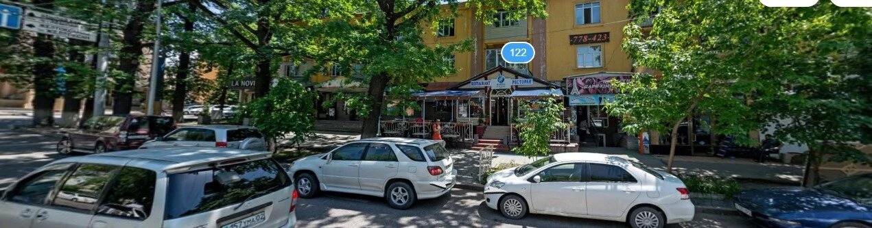 Коммерция по улице Кабанбай батыра до проведения ремонтных работ. Источник: Яндекс карты