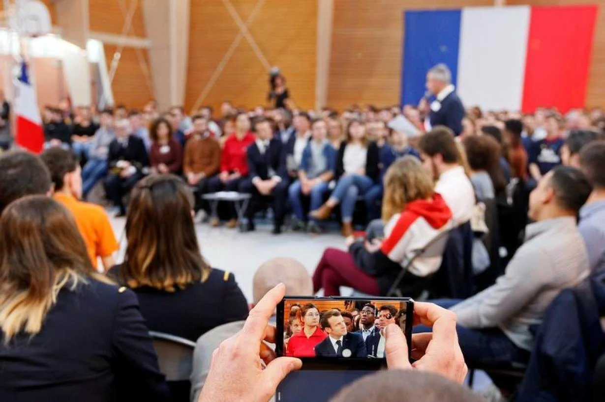 Президент Франции Эммануэль Макрон посещает встречу с молодежью в рамкахИзображение: REUTERS / Emmanuel Foudrot / Бассейн