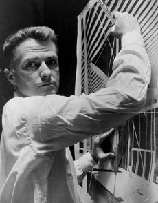 Пол Марвин Рудольф был американский архитектор и руководитель архитектурного факультета Йельского университета в течение шести лет, известный своим использованием бетонных и очень сложных планов этажей. Его самая известная работа – здание Йельского искусства и архитектуры, пространственно сложное бетонное сооружение в стиле брутализма.