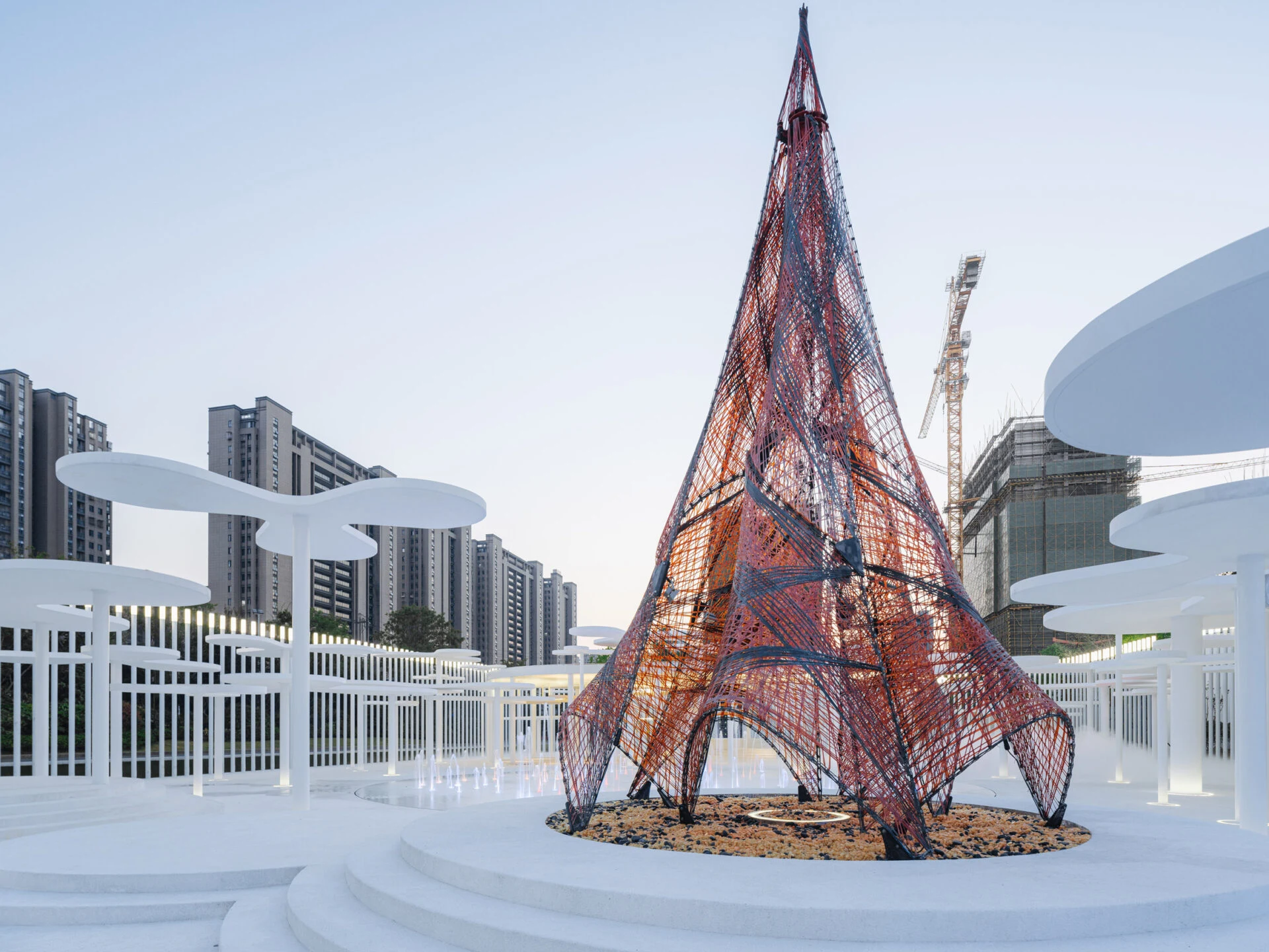 Костер из углеродного волокна был соткан роботизированными руками.