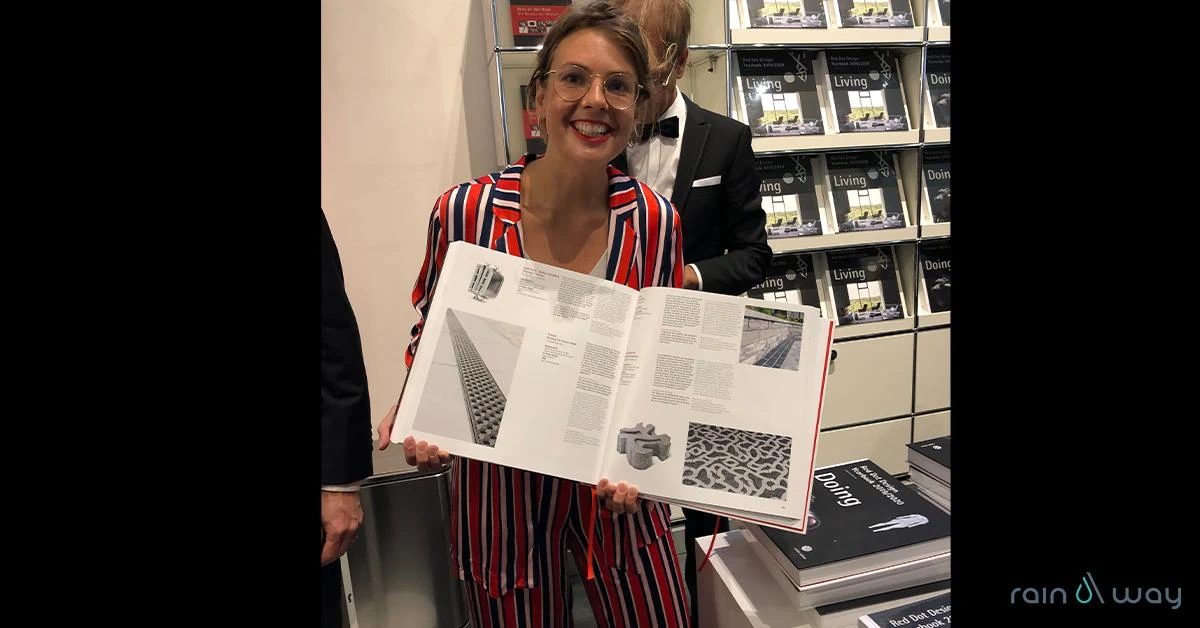 На фото Фин Деккер демонстрирует публикацию о своей разработке Flood Bold в издании Red Dot Design 2019