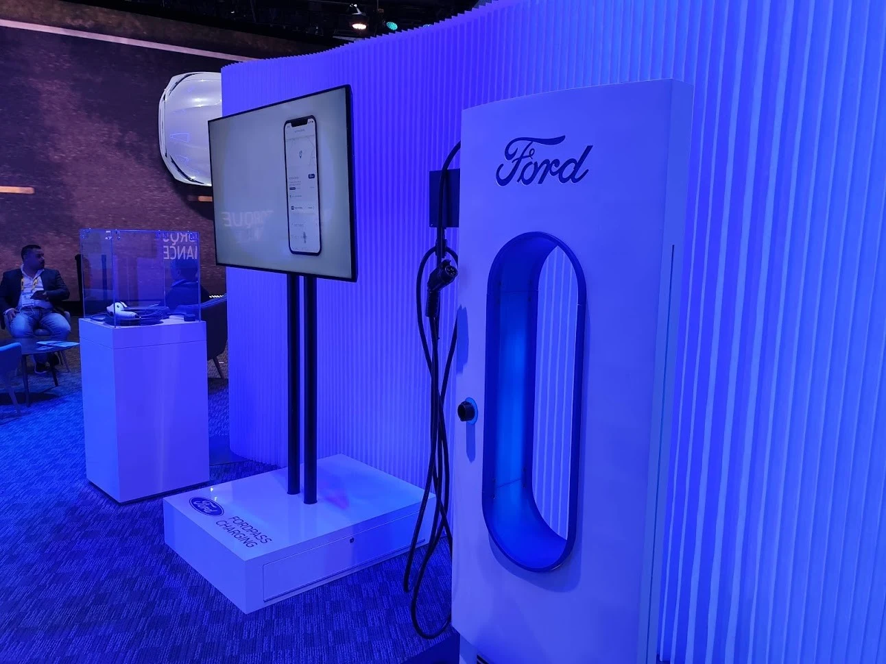 Угадаете у кого это Ford дизайн зарядки подсмотрели? )