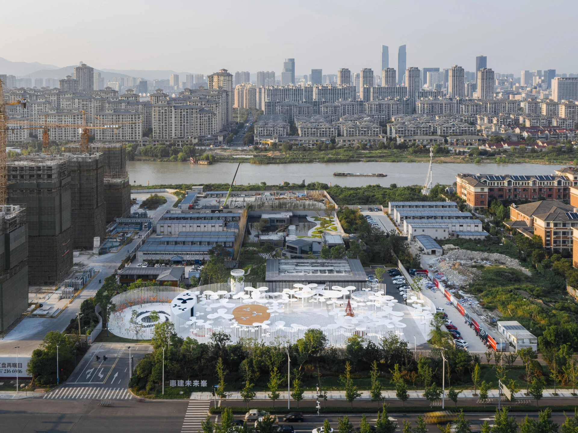 Временный ландшафт Белой возвышенности занимает много места рядом с торговым центром.