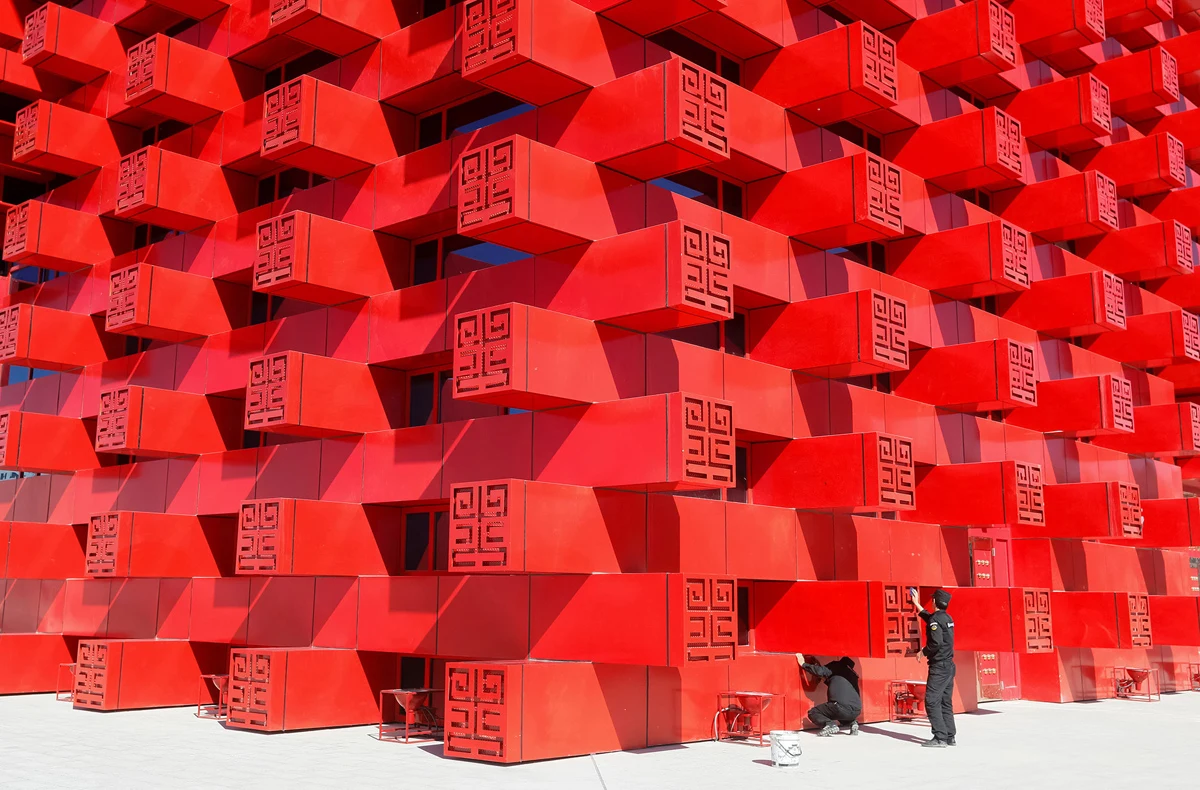 Персонал за уборкой нового Дома культуры в Китайско-Казахстанском международном центре пограничного сотрудничества Хоргос (ICBC), в Хоргосе, Китай, 12 мая 2017 года. # Шамиль Жуматов / Рейтер