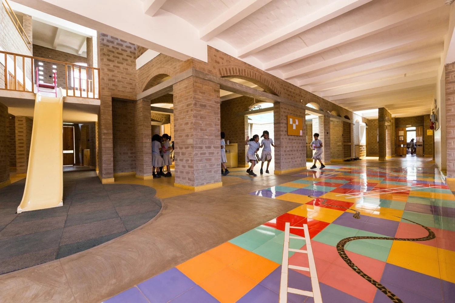 Yellow Train School / Biome Environmental Solutions. Image © Vivek Muthuramalingam