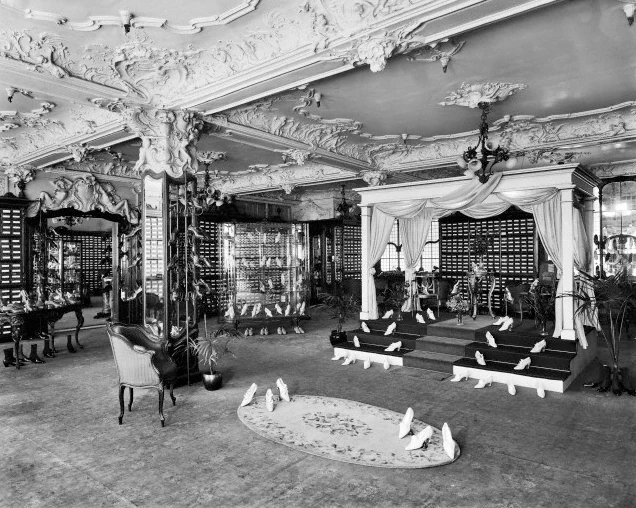 Отдел женской обуви Harrod 1919