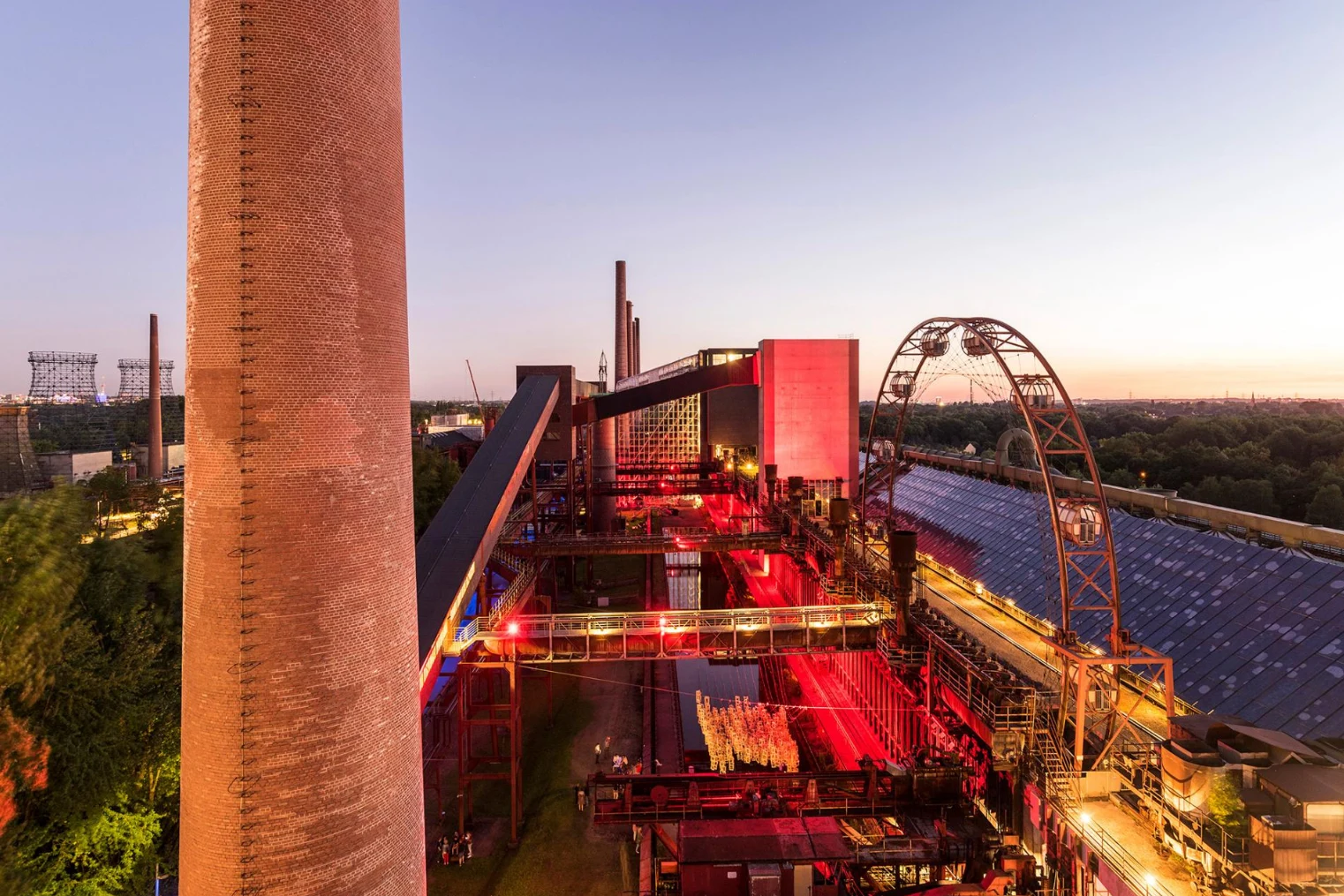 Одна из сотен угольных разработок, которые когда-то усеивали Рурский регион Германии,угольный шахтный комплекс Zollvereinв Эссене в настоящее время является объектом всемирного наследия ЮНЕСКО и центром искусств, предлагая туры по шахтам и размещение музеев и культурных фестивалей.