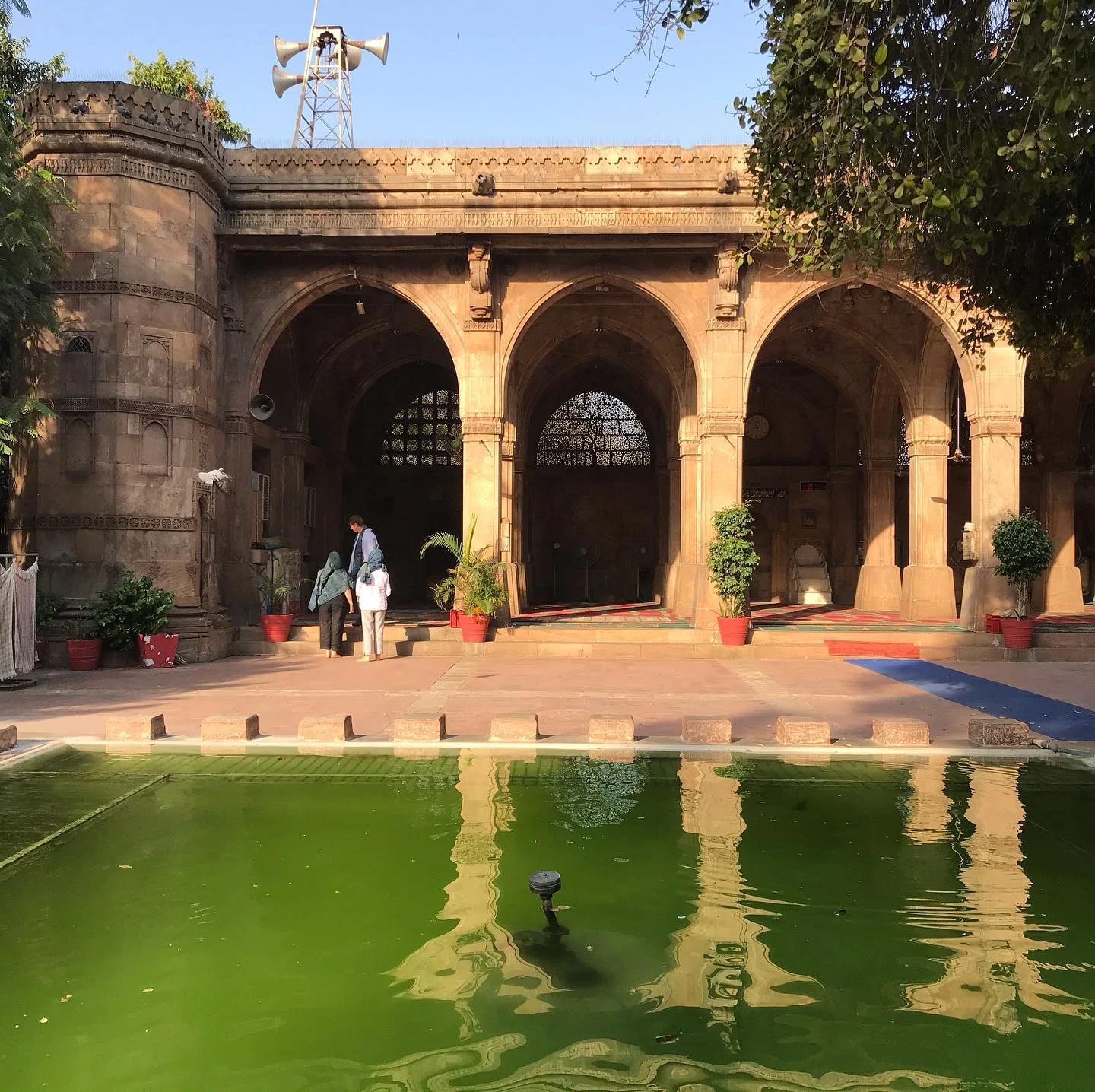 Мечеть XVI века, весьма похожая на итальянскую лоджию.