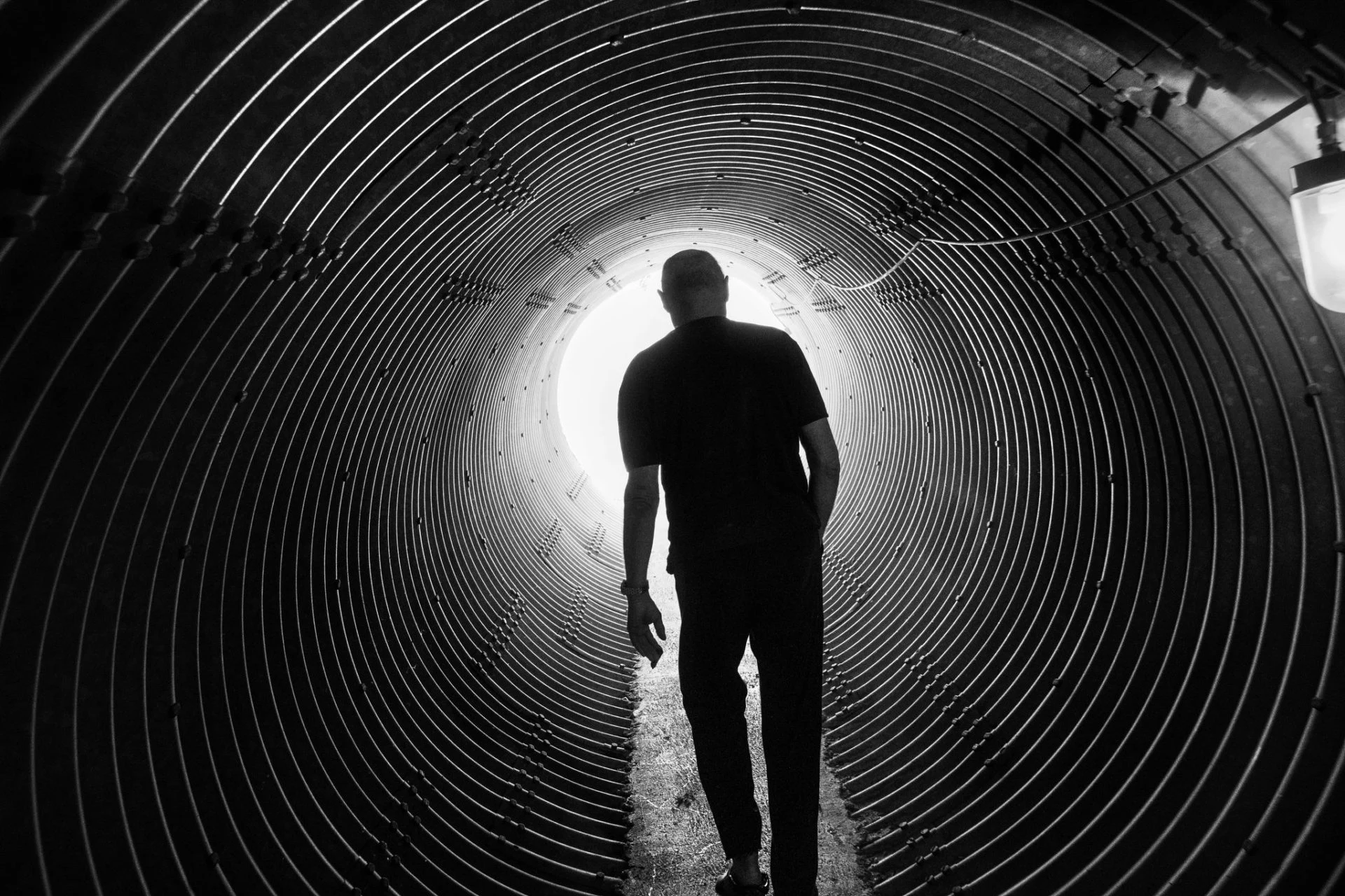 Кифер в туннеле в La Ribaute. Кредит …Паоло Пеллегрин / Магнум, для Нью-Йорк Таймс