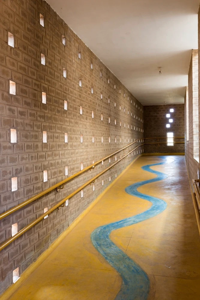 Yellow Train School / Biome Environmental Solutions. Image © Vivek Muthuramalingam