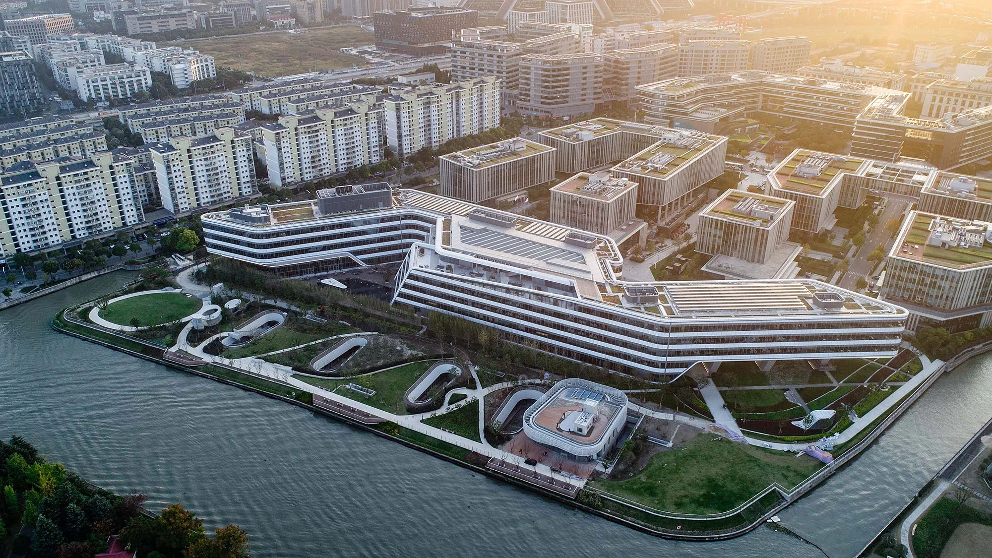 Штаб-квартира Johnson Controls Азиатско-Тихоокеанского региона – ШанхайДва длинных крыла здания соединены центральным узлом с открытым атриумом и местом для сбора посетителей.