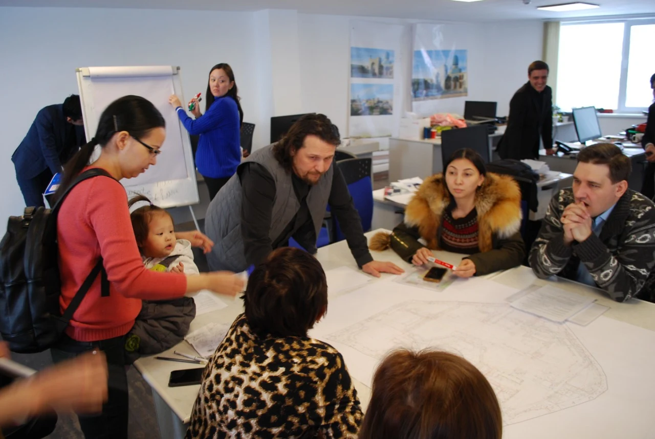 Центр урбанистики и городские активисты за работой(На фото в центре Святослав Мурунов – известный российский урбанист, эксперт по социальному проектированию )