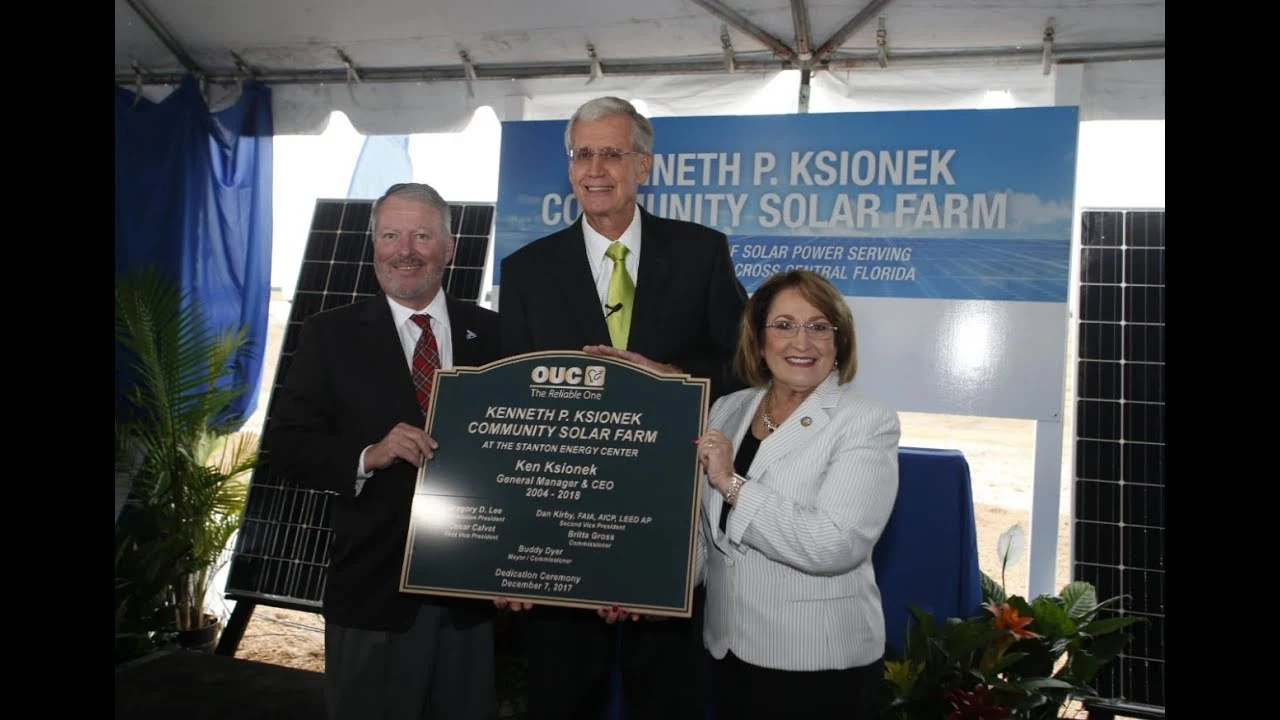 Мэр округа Оранж Тереза Джейкобс и мэр Орландо Бадди Дайер открыли в 2017 году Солнечную ферму в Энергетическом центре Стэнтон в округе Ист-Оранж.37 544 солнечных панелей расположены на месте, планируемой угольной электростанции.Распределенные по 24 акрам, панели способны генерировать почти 13 мегаватт энергии – достаточной для питания 2100 домов.