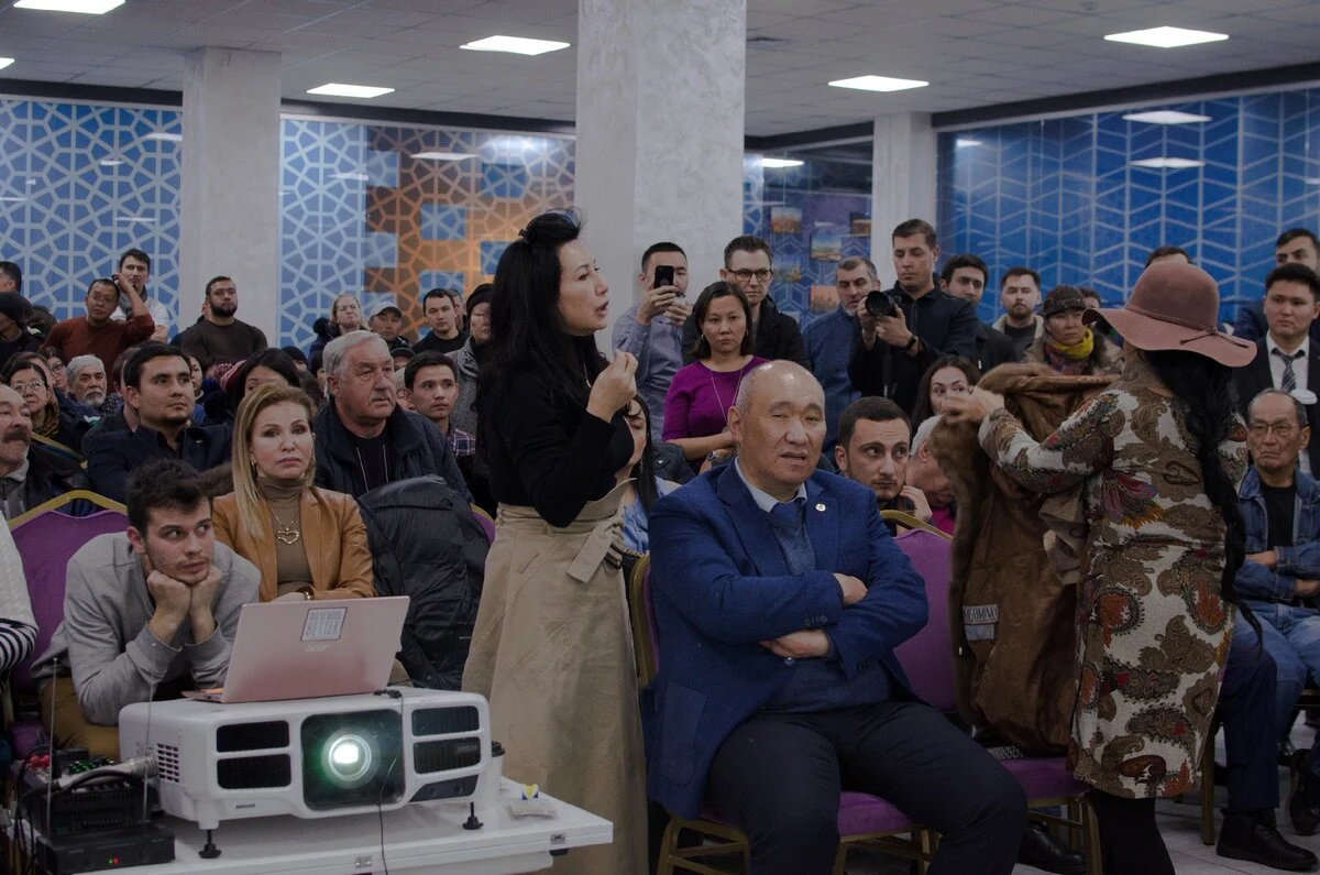 Выступление активистки. Слушатели желают выговориться