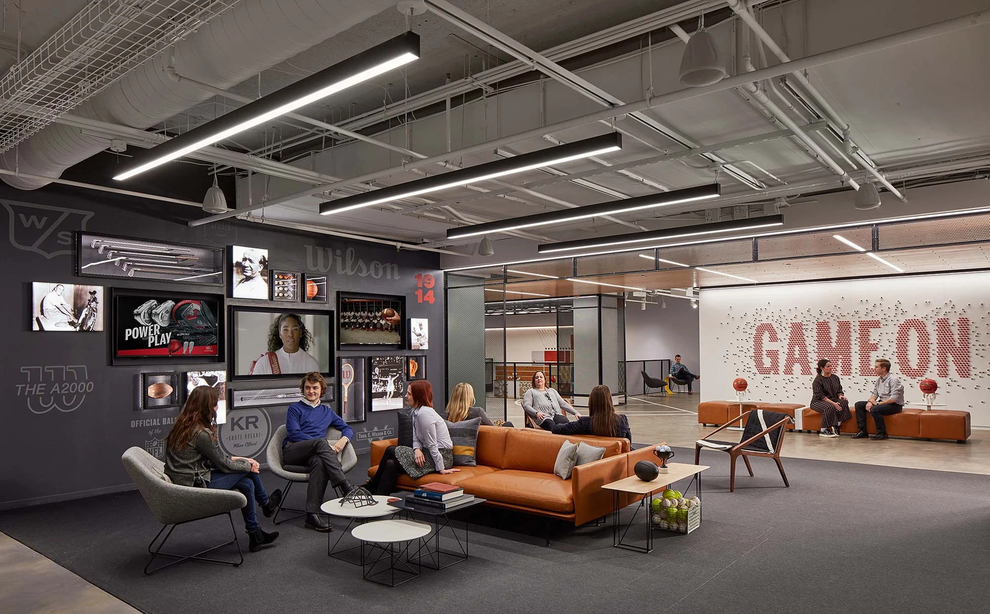 Wilson Sporting Goods – Чикаго, Иллинойс.Рабочее место площадью 90 000 квадратных футов разделено на районы для проведения времени в компании, каждый из которых имеет спортивную направленность.