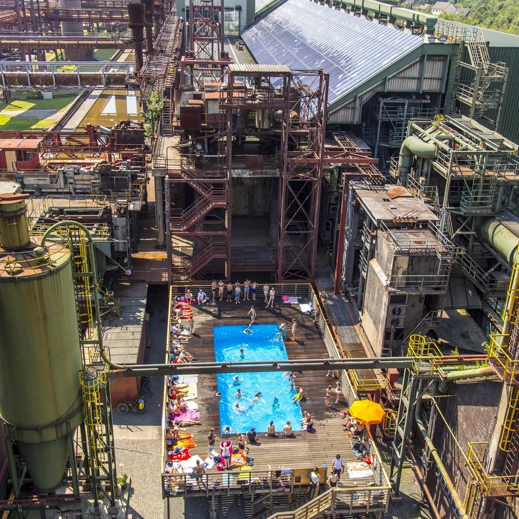На когд-то крупнейшем угольном промышленном комплексе Zollverein, прекратившем свою деятельность, сегодня располагаются места для отдыха и экскурсий.