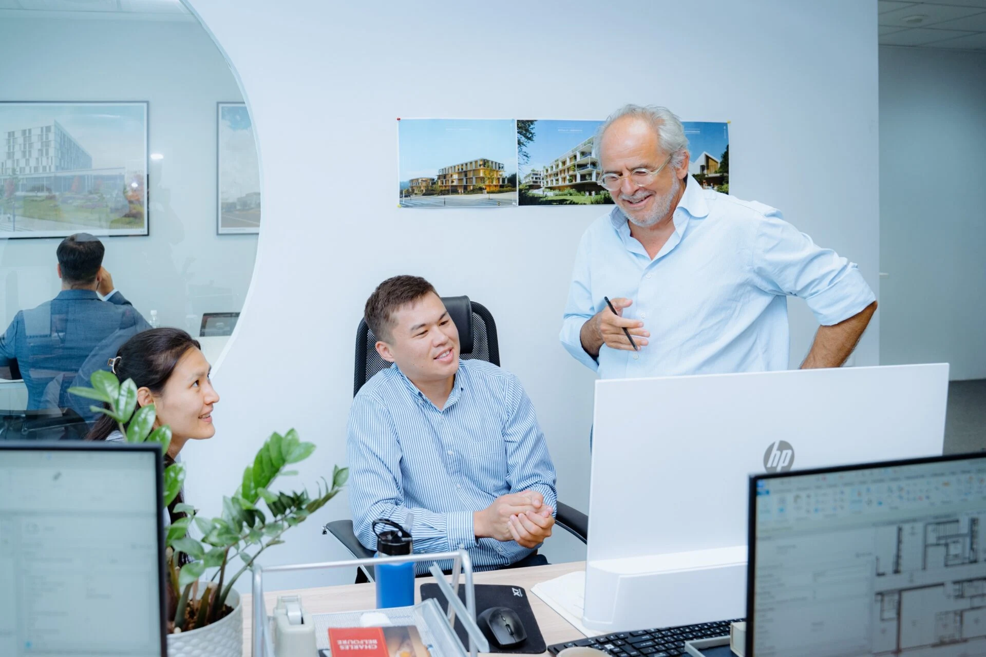 На фото Мигель Сарайва и казахстанские архитекторы рассматривают детали проекта строительства метрополитена