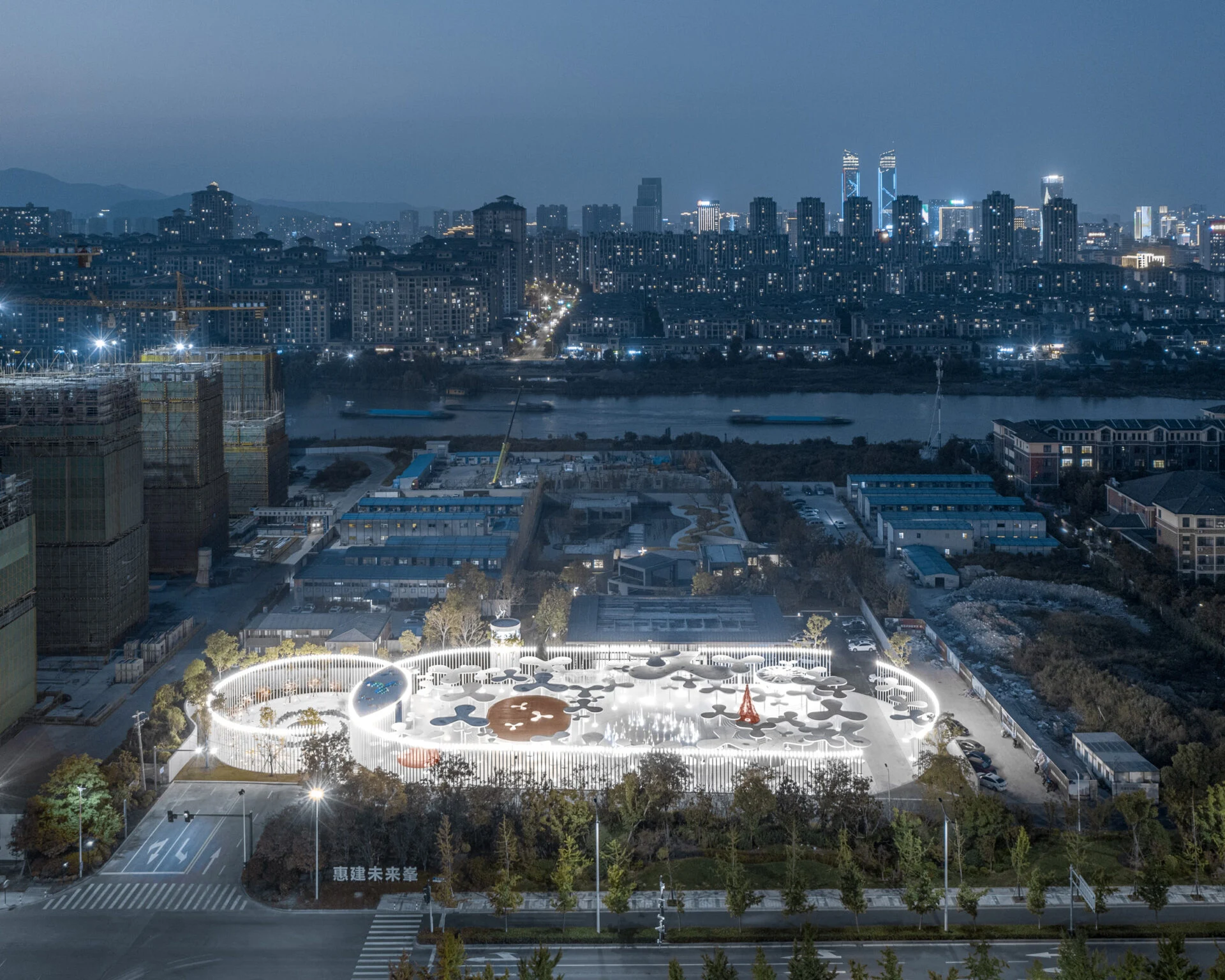 Света на стальных столбах, окружающих периметр проекта.