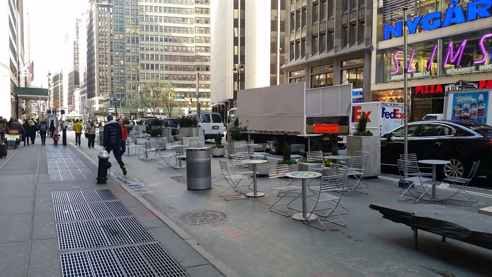 Восстановление части улицы от автомобилей в Нью-Йорке.