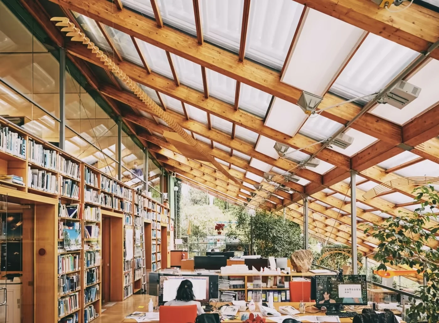 Заполненное светом рабочее пространство на нижнем уровне © Stefan Giftthaler