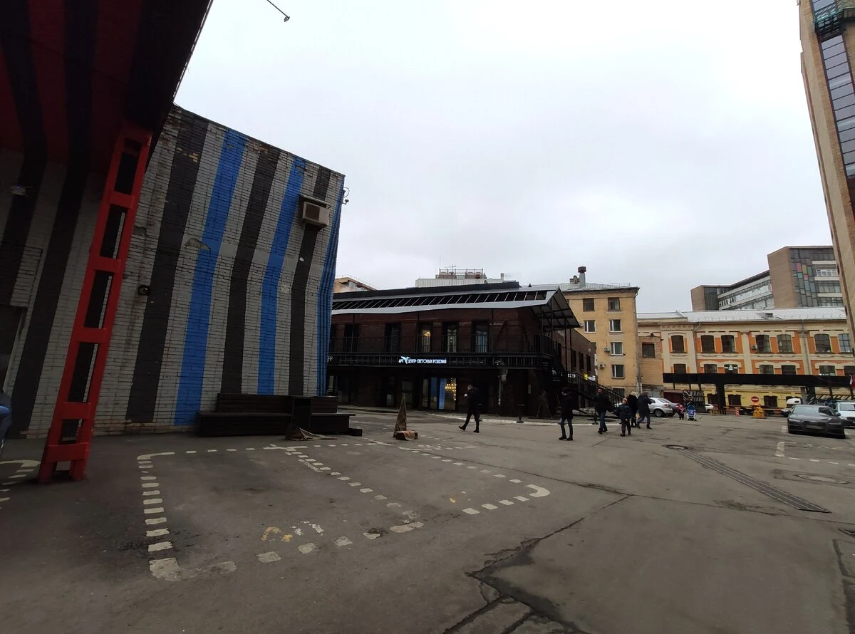 Примерно так выглядит вся территория, которая могла бы быть благоустроенной для пешеходов.