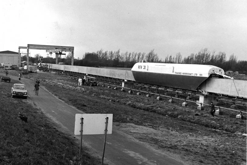 Проект ховертрейна был отменен через неделю после публичной демонстрации технологии, достигающей скорости 104 миль в час.