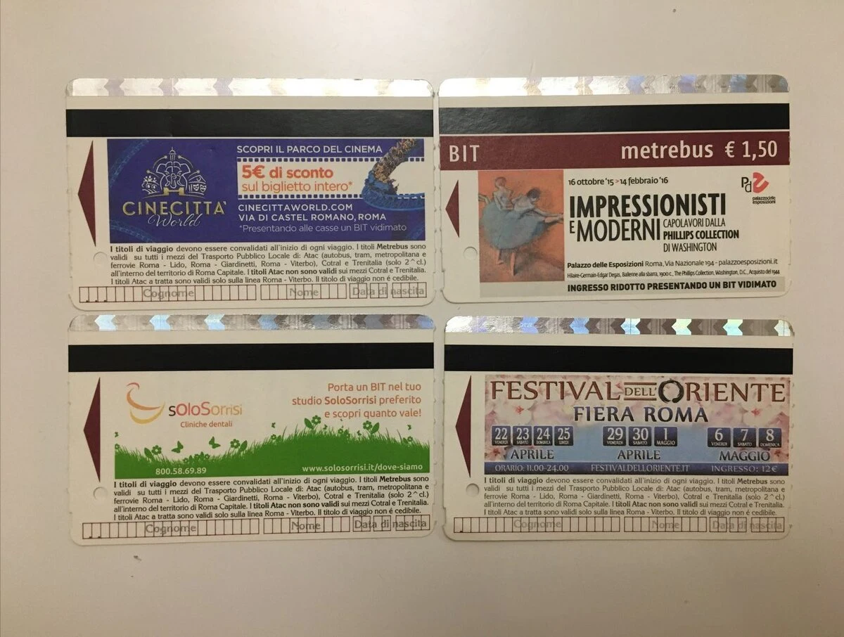 Билеты сроком до 2 недель выглядят примерно так. На одноразовых часто размещается реклама, а при предъявлении можно получить определенную скидку.