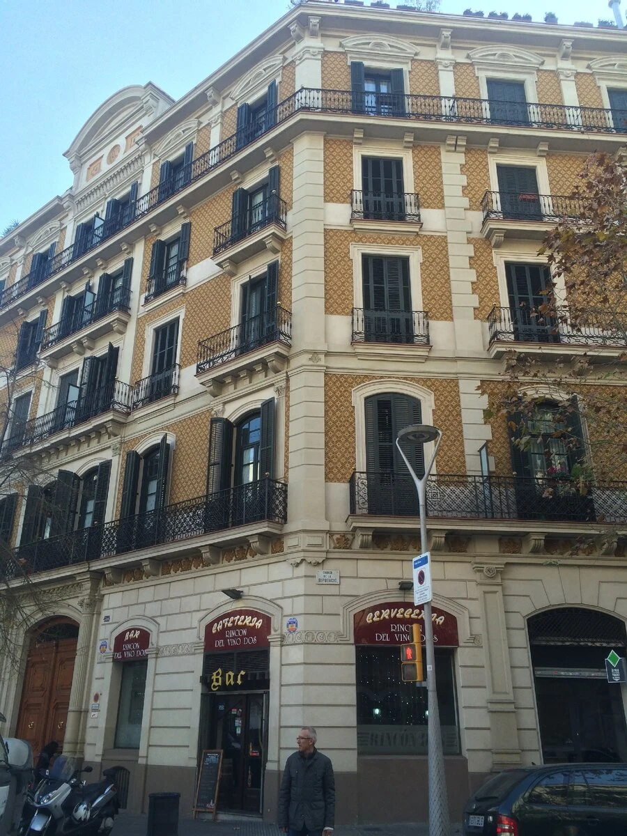 Коммерция Барселоны. Читается и архитектура, и реклама.