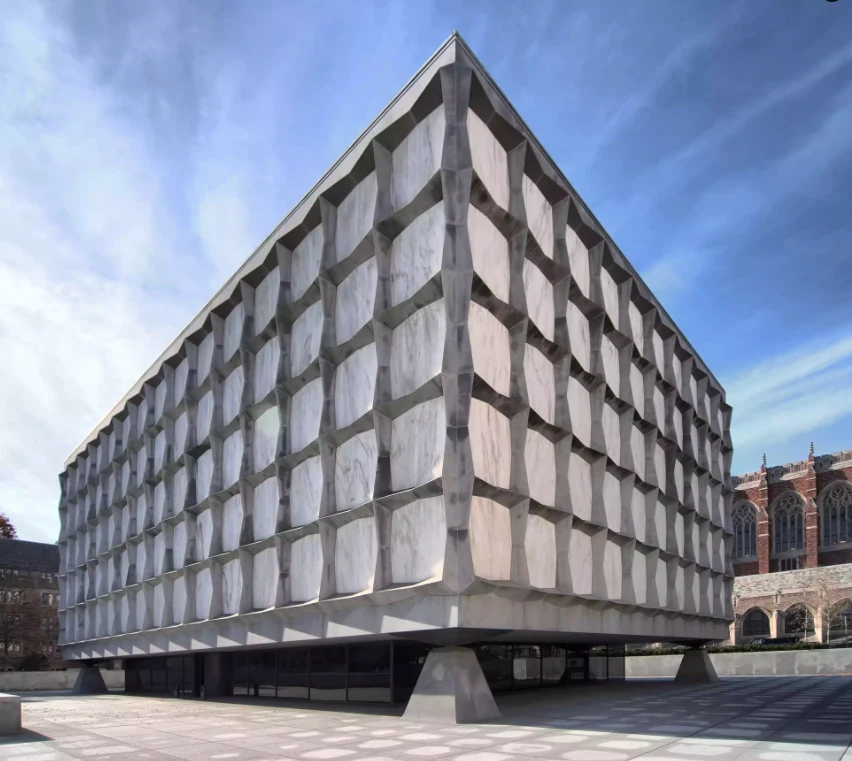 Монолитные гранитные опоры поддерживают мраморный и гранитный фасад здания. Мраморные панели помещены в решетчатую раму из светло-серого гранита Вермонт.