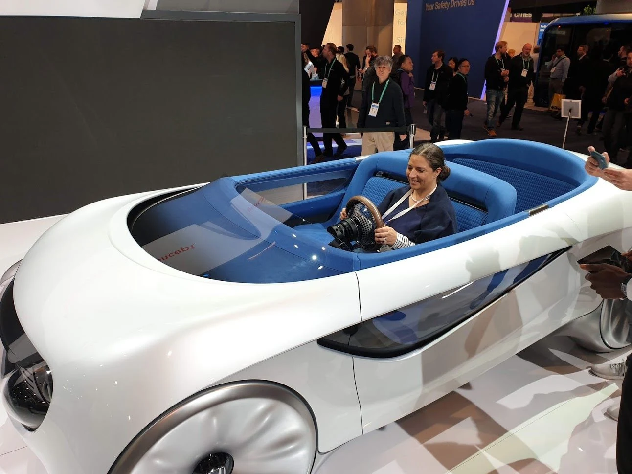 Руль может свободно перемещаться между левым и правым сиденьем